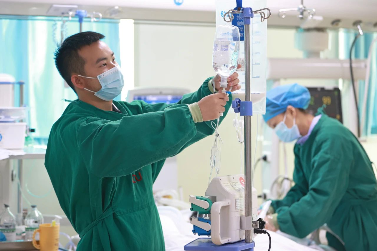 加快推进“千县工程” 提升县医院医疗服务能力。