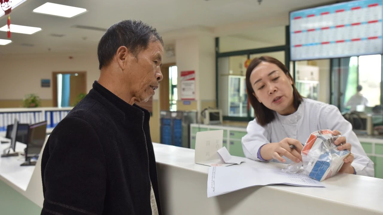 加快推进“千县工程” 提升县医院医疗服务能力。