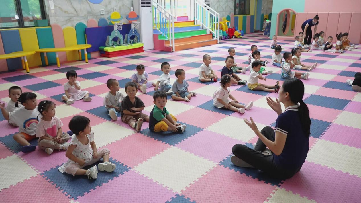铜仁市妇幼保健院3岁以下婴幼儿托育照护中心老师们对孩子进行语言训练。