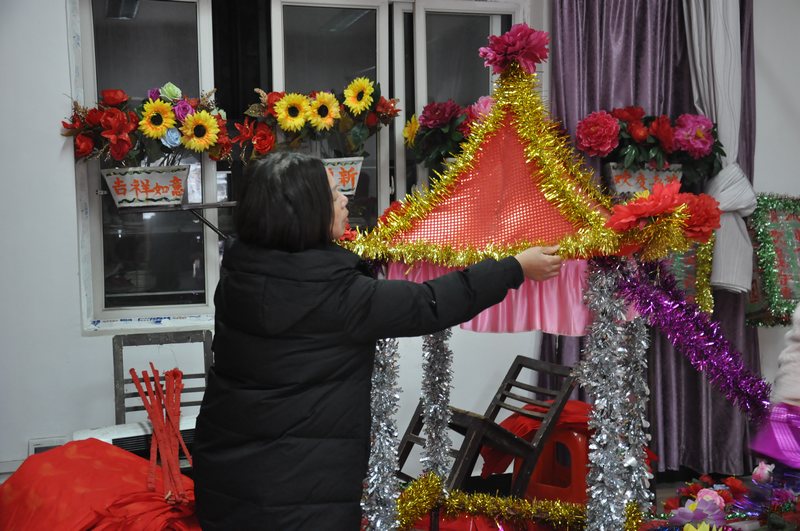 民间艺人们正忙着赶制传统龙灯和花灯。