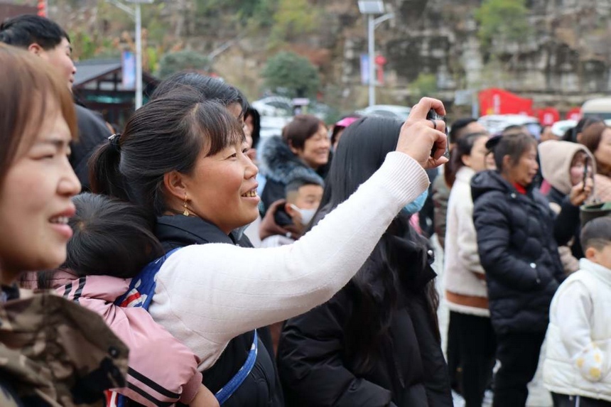 山谷里回荡着阵阵欢歌，化屋村的老乡们在笑声中迎接着新年到来。姚晶权摄