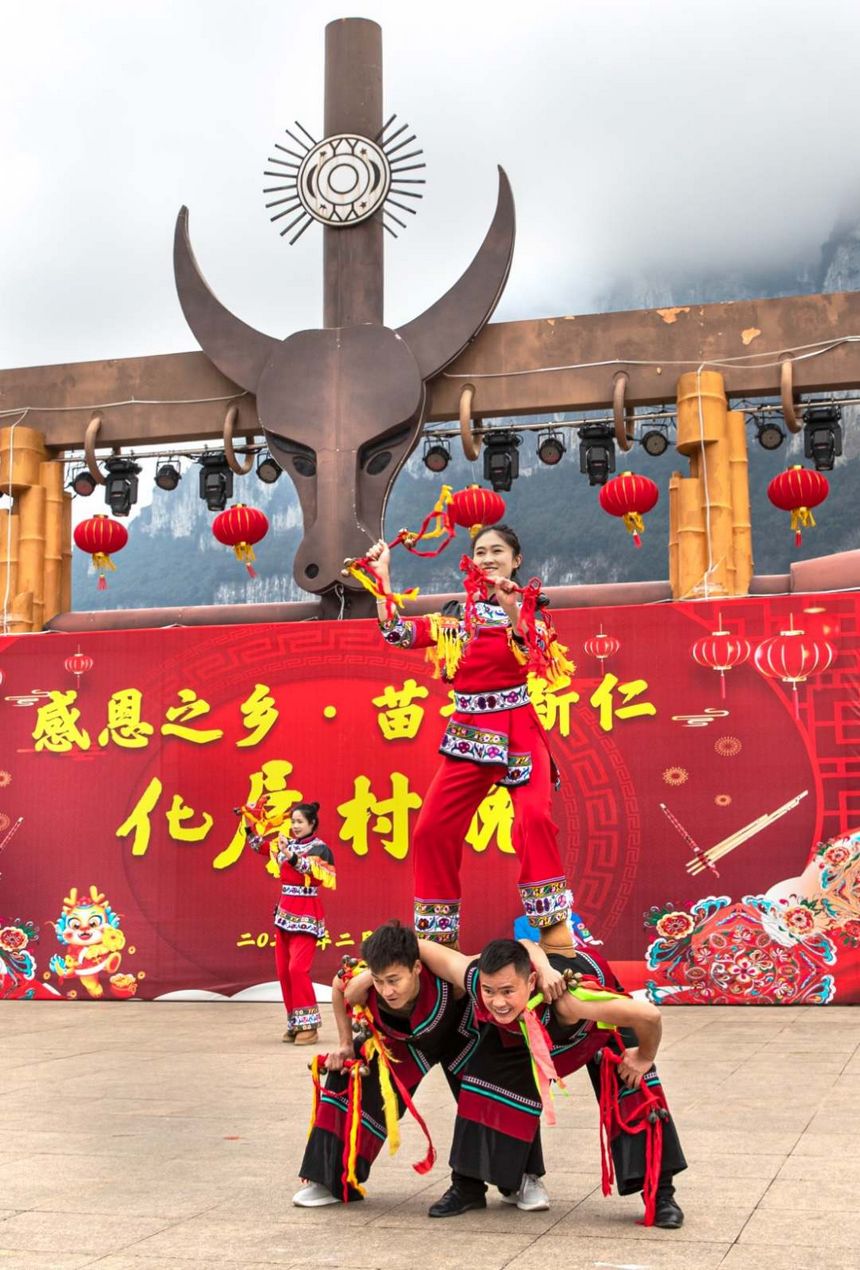 村民们自排自演，自己当主角，演活了村里人、身边事，毕节市文化馆、黔西市文化馆以及社会各界文艺团队也纷纷到场支援。图为从赫章县远道而来的演员，正在表演国家级非物质文化遗产项目“彝族铃铛舞”。史开心 摄