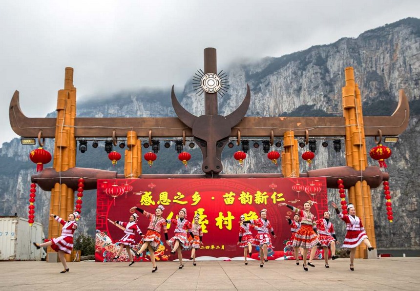 随着乡村全面振兴深入推进，化屋村打造了丰富多彩的旅游项目和文化体验活动，聚集了村里人气。日渐富起来的村民，文化需求也日益旺盛，从2022年春节开始，化屋村每年举办一场“村晚”。史开心摄