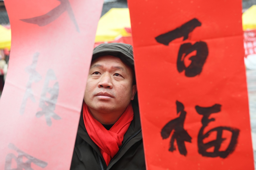 市民在挑选春联。