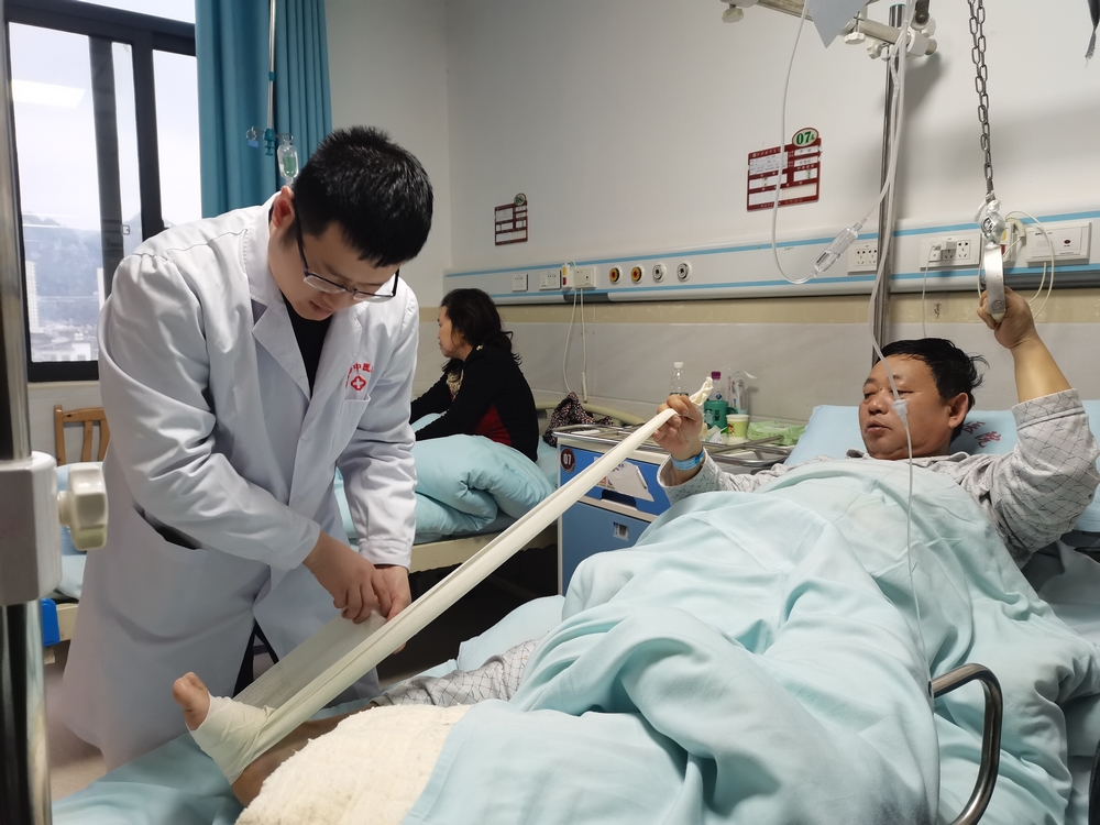 郭永明博士引导患者做康复训练。蔡庆润摄