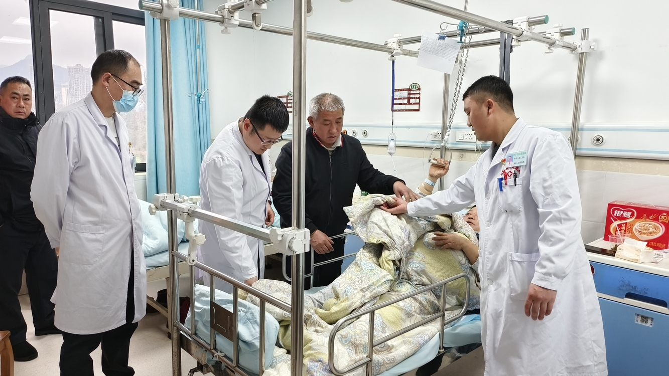郭永明博士在晨间查房，详细了解患者恢复情况。蔡庆润摄
