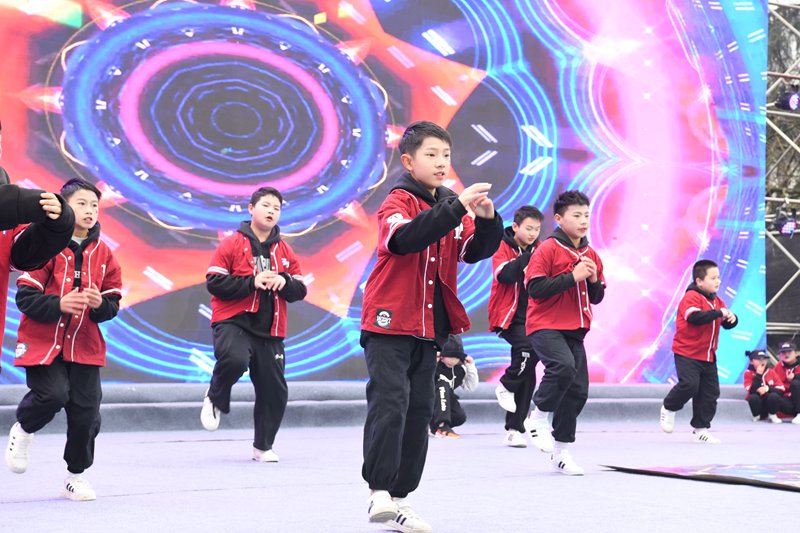 图为：街舞《动感少年》