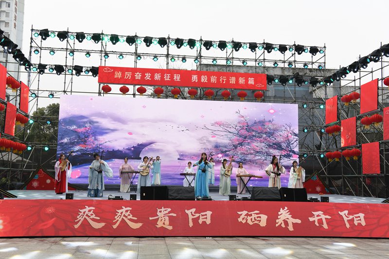 图为：女子器乐演奏《赛马》