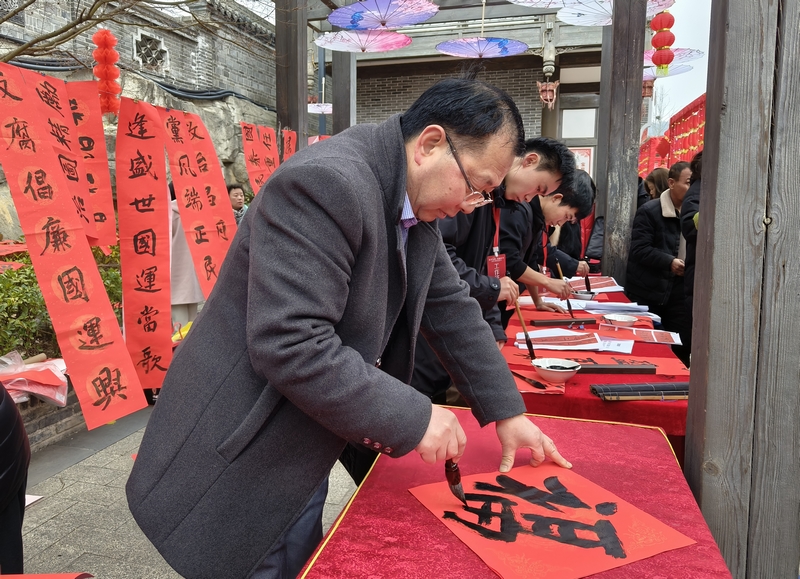 2月3日，书画工作者在七星关区同心城市公园义写春联。刘奇摄