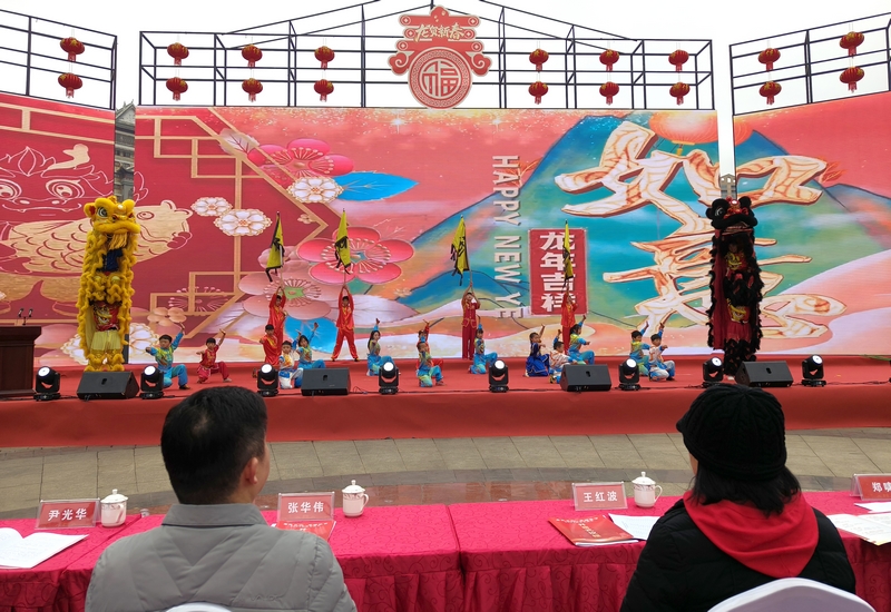 2月3日，文艺小分队在七星关区同心城市公园演出。刘奇摄