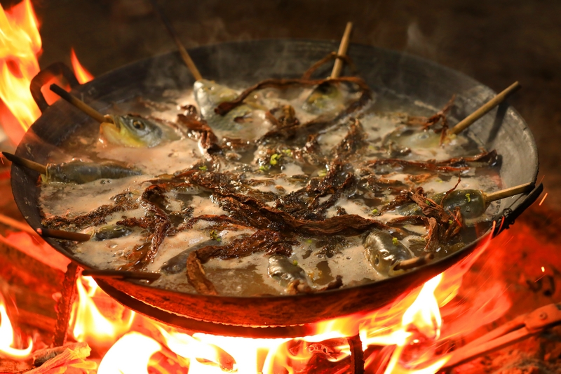 酸汤鱼中加入农家秘制酸菜烹煮。