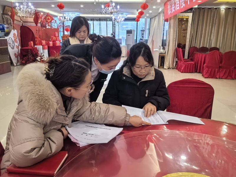 在开阳县雅宴酒楼开展食品督导检查。