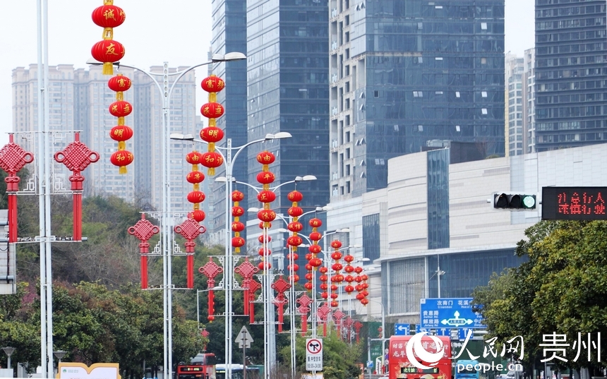主干道挂满红灯笼、中国结。人民网 顾兰云摄