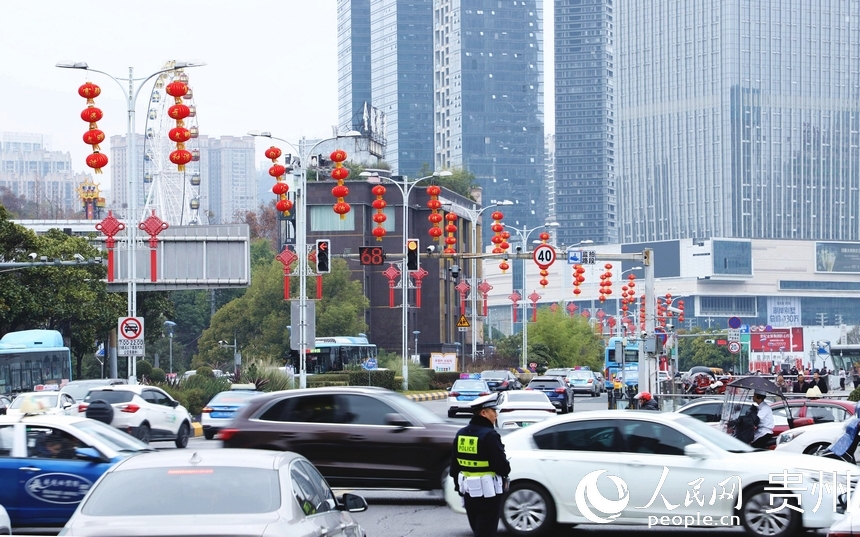 主干道挂满红灯笼、中国结。人民网 顾兰云摄