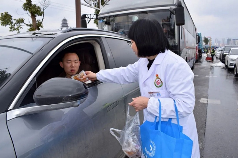 松桃苗族自治县民族中医院向乘客发放姜汤红糖水。