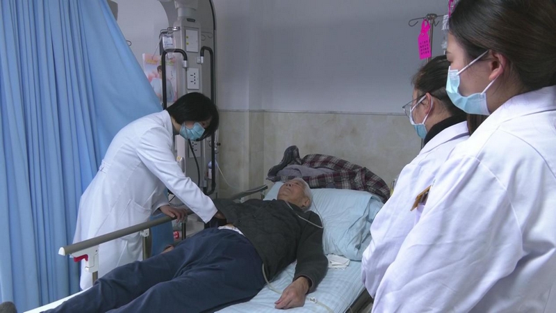 贵州中医药大学第一附属医院呼吸内科主任刘亿淑在为患者检查。