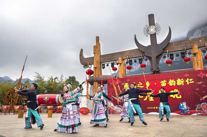黔西市新仁苗族鄉化屋村，村民在“村晚”上表演“非遺”節目。史開心攝