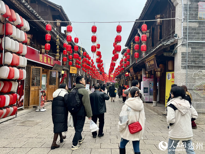 市民游客逛老街。人民網 李麗萍攝