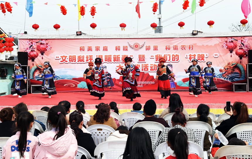 黔西市铁石苗族彝族乡六棱山村梨坪连心广场“村晚”现场。