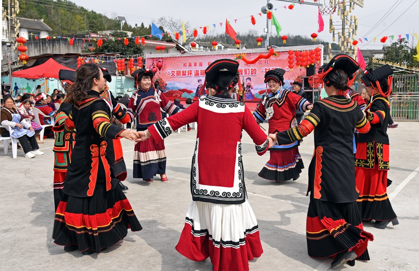 村民载歌载舞闹新春。