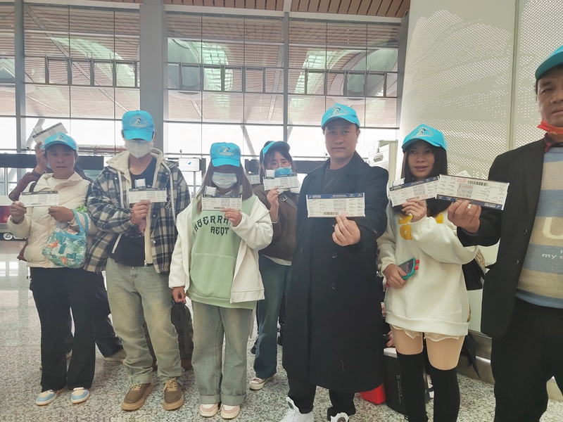贵阳龙洞堡机场，前往广州返岗的群众拿到登机牌后等待候机。（彭凯 摄）