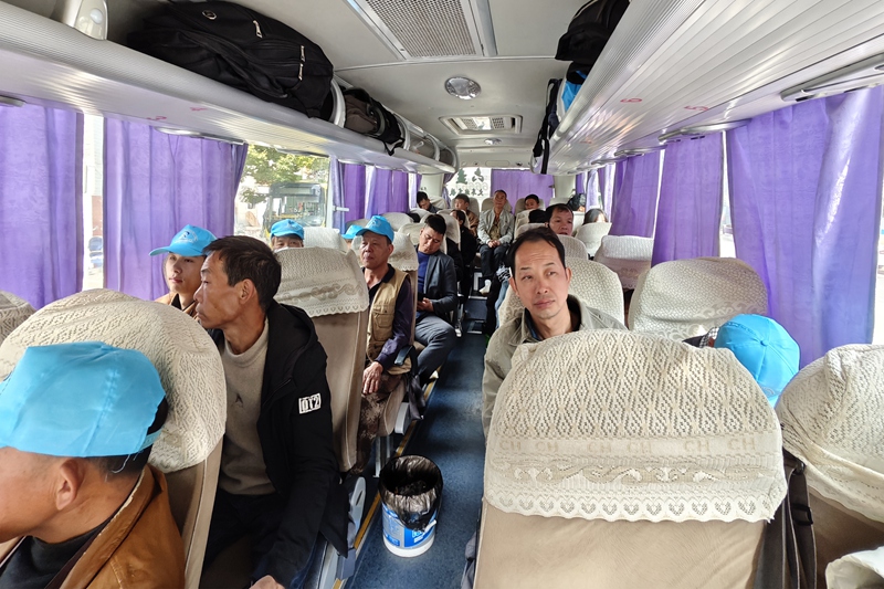 2月12日，威宁县返岗务工人员乘坐免费大巴前往六盘水乘坐高铁。（张茜 摄）
