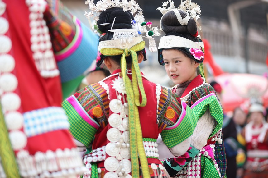 2月17日，身著盛裝的苗族村民在貴州省黔東南州丹寨縣興仁鎮興仁村參加新春望會活動。