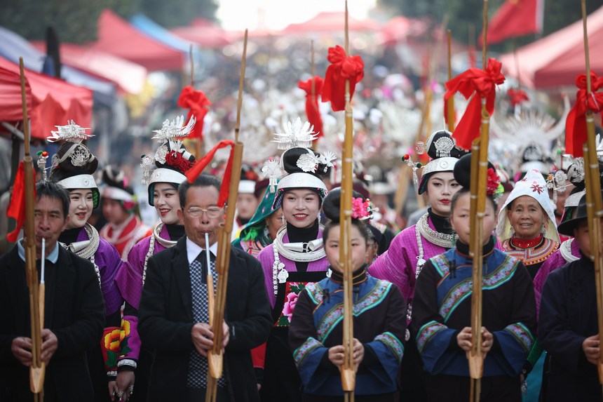 2月17日，身著盛裝的苗族村民在貴州省黔東南州丹寨縣興仁鎮興仁村進行盛裝巡游。