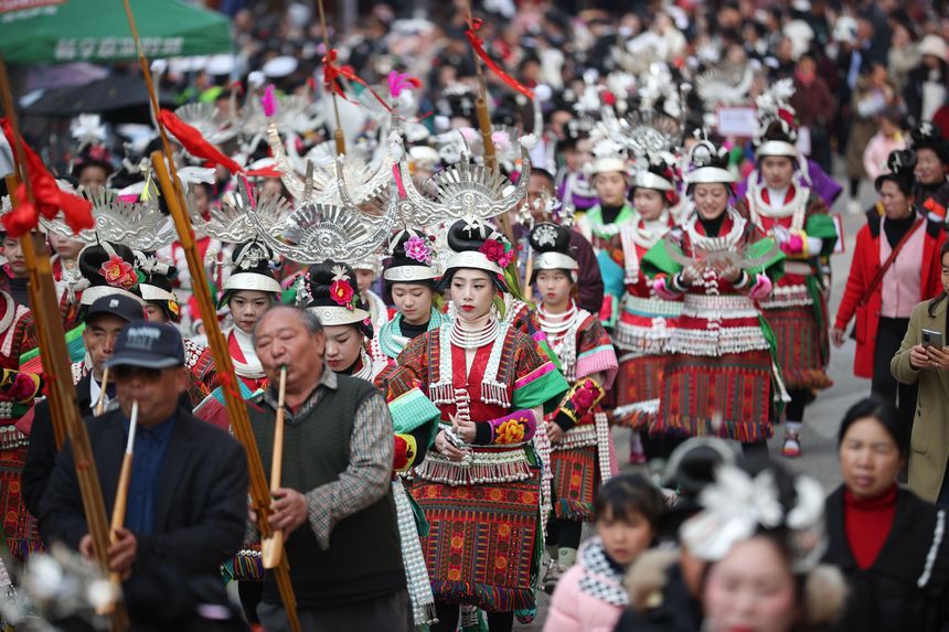 2月17日，身着盛装的苗族村民在贵州省黔东南州丹寨县兴仁镇兴仁村进行盛装巡游。