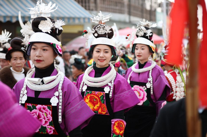 2月17日，身着盛装的苗族村民在贵州省黔东南州丹寨县兴仁镇兴仁村跳传统芦笙舞。