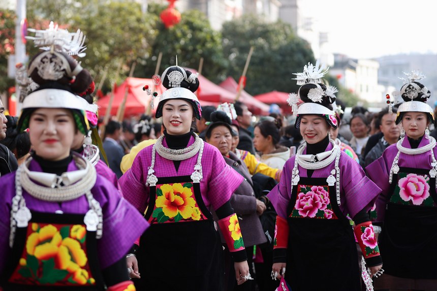 2月17日，身著盛裝的苗族村民在貴州省黔東南州丹寨縣興仁鎮興仁村跳傳統蘆笙舞。