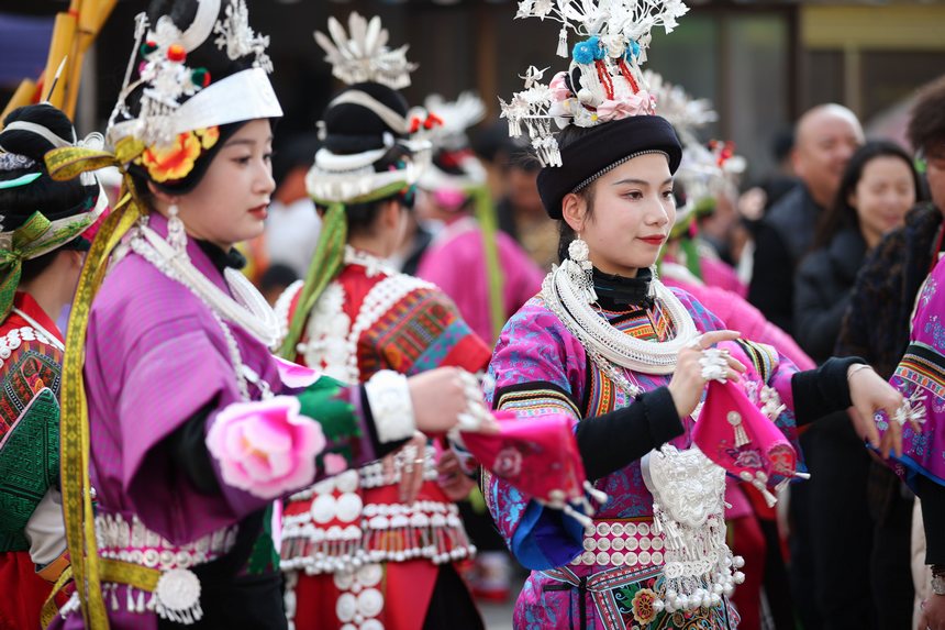 2月17日，身着盛装的苗族村民在贵州省黔东南州丹寨县兴仁镇兴仁村跳传统芦笙舞。