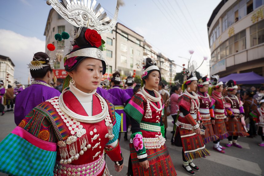 2月17日，身著盛裝的苗族村民在貴州省黔東南州丹寨縣興仁鎮興仁村跳傳統蘆笙舞。