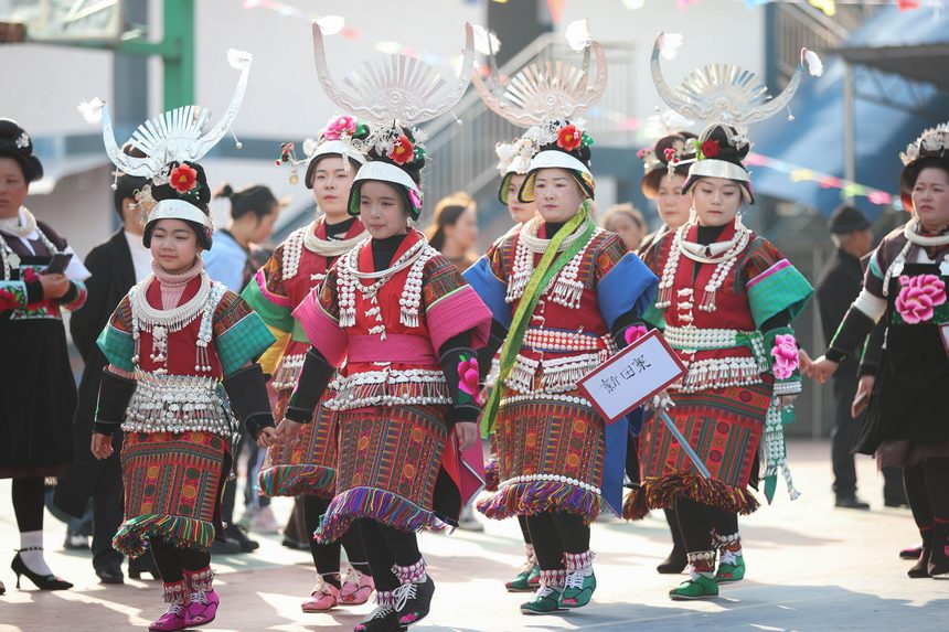 2月17日，身著盛裝的苗族村民在貴州省黔東南州丹寨縣興仁鎮興仁村跳傳統銅鼓舞。
