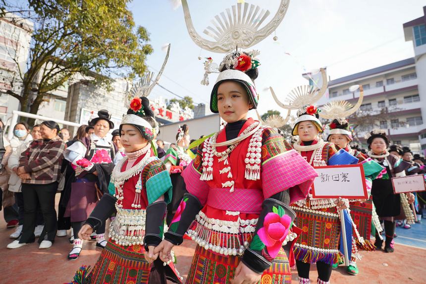 2月17日，身著盛裝的苗族村民在貴州省黔東南州丹寨縣興仁鎮興仁村跳傳統銅鼓舞。