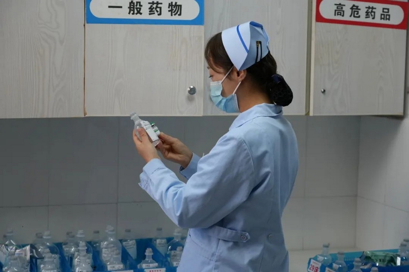 护士正在配制药物。万山区融媒体中心供图