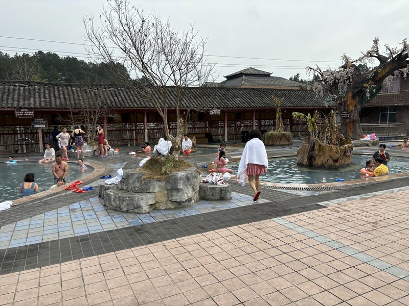 游客泡温泉。