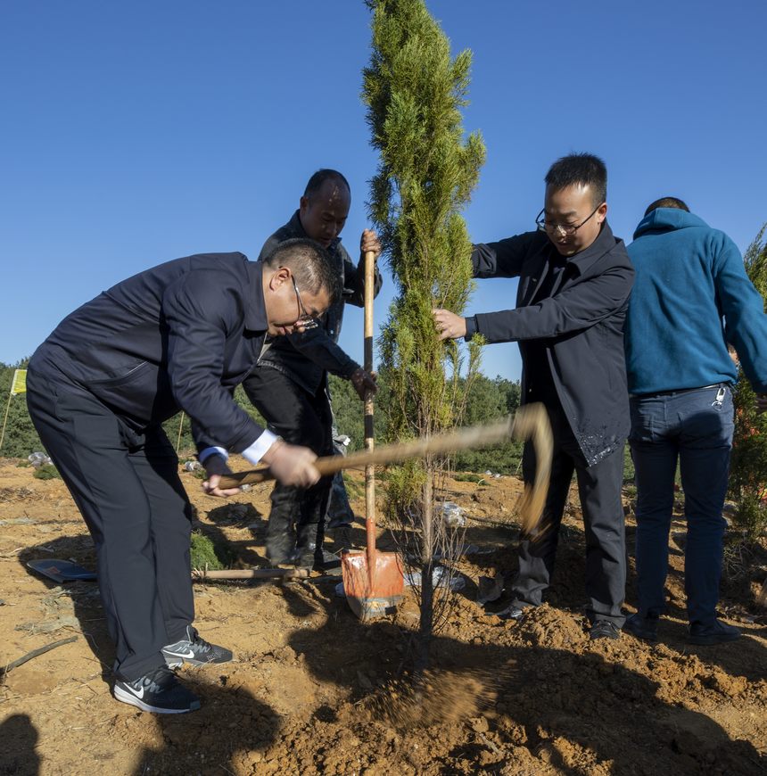 2月18日，赫章县委书记胡书龙参加义务植树活动。李学友摄