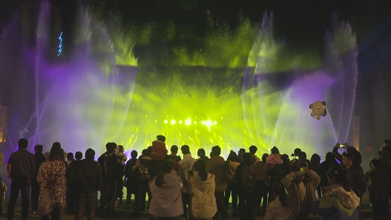 夜幕降临，广场上的音乐喷泉便会准时为游人带来一场视觉和听觉盛宴。