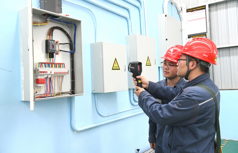 南方電網工作人員對企業配變設備進行測溫檢查。興義供電局供圖