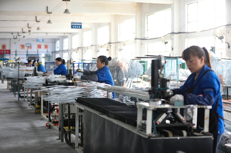 绥阳县华丰电器有限公司全力以赴订单 ，工人们以饱满的热情投入新一年的工作中。 陈贤琴 摄