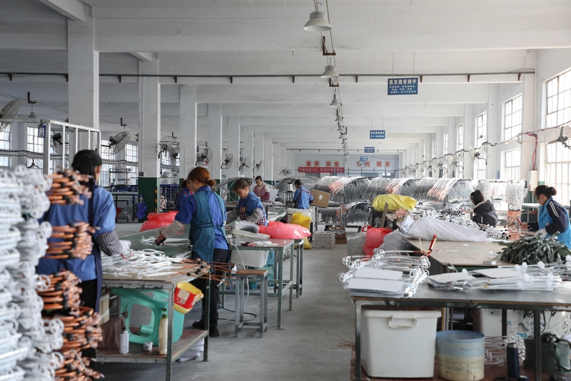 绥阳县华丰电器有限公司全力以赴订单 ，工人们以饱满的热情投入新一年的工作中。
