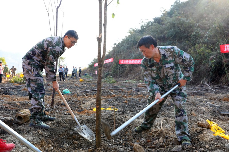 2月18日，干部職工在貴州省黔東南州劍河縣義務植樹點植樹。