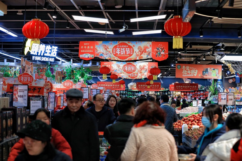 春节期间，永辉超市金源店内人头攒动。