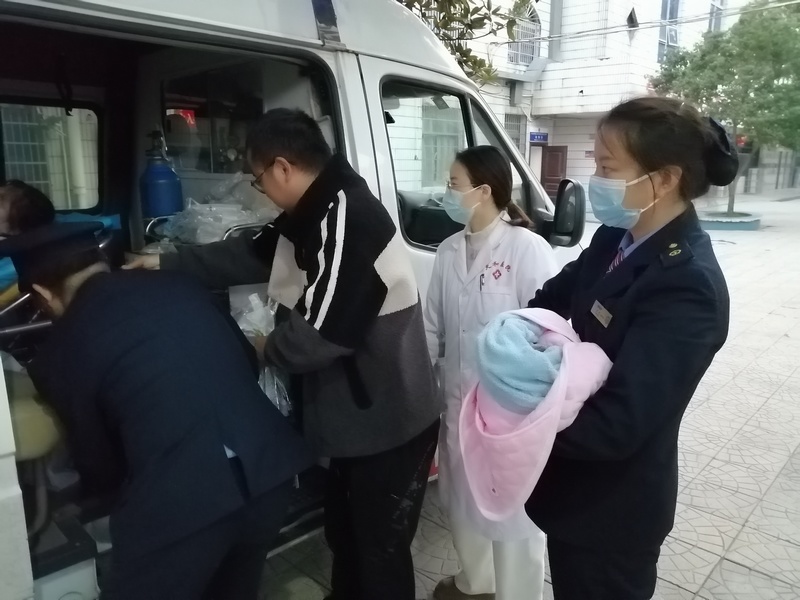 工作人员将母女平安送上救护车。