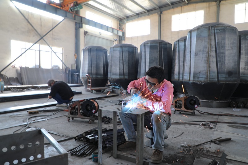 貴州省川黔茶葉機械設備有限公司技術人員正在趕訂單。梅亞軍攝