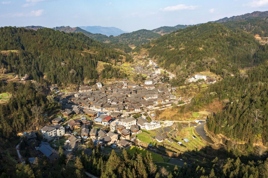 贵州省从江县往洞镇增冲村村寨全景（无人机照片）。