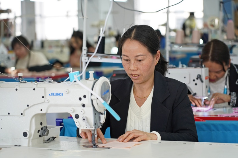 2月19日，貴州博澤服裝有限公司，工人在忙碌。楊英攝
