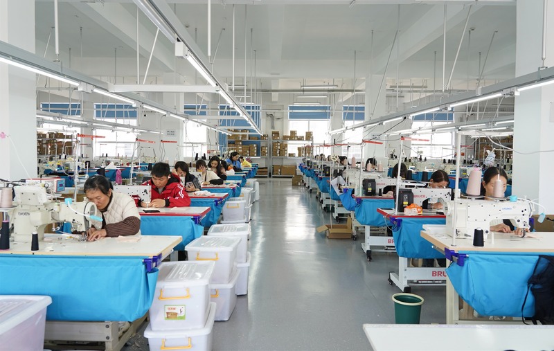 2月19日，貴州博澤服裝有限公司，工人在忙碌。楊英攝