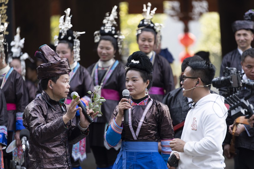 在贵州省从江县丙梅街道平瑞村，村民在“村晚”上表演节目。